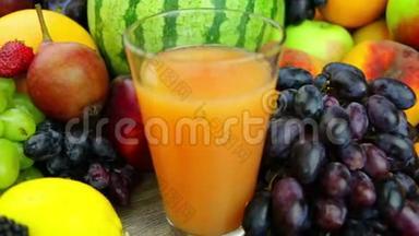 新鲜果汁和一束水果